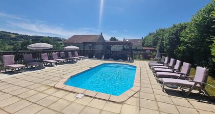 Landhaus 'Meadow View - Grande Gîtes' mit privatem Pool, Terrasse und WLAN