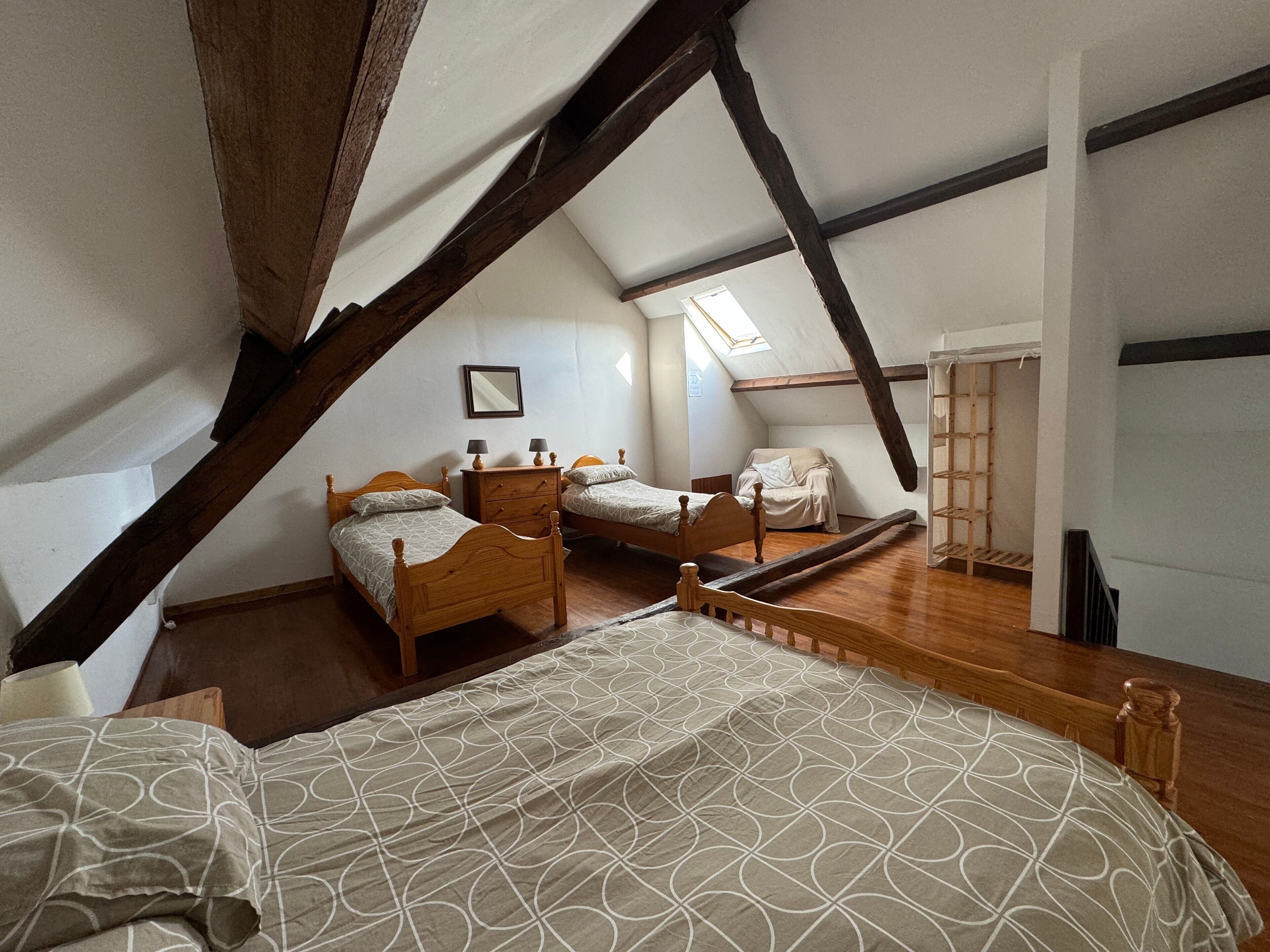 4 bedrooms, iron/ironing board, WiFi, bed sheets