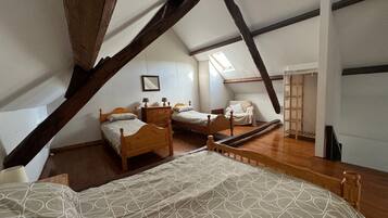 4 bedrooms, iron/ironing board, WiFi, bed sheets