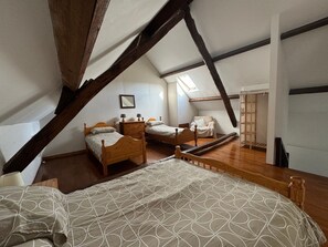 4 bedrooms, iron/ironing board, WiFi, bed sheets - Country House 'Meadow View - Grande Gîtes' with Private Pool, Terrace, and Wi-Fi (Janaillat)