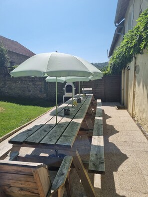 Outdoor dining - Country House 'Meadow View - Grande Gîtes' with Private Pool, Terrace, and Wi-Fi (Janaillat)