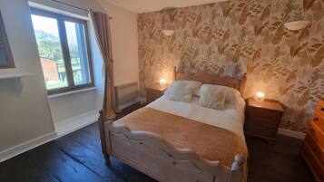 4 bedrooms, iron/ironing board, WiFi, bed sheets