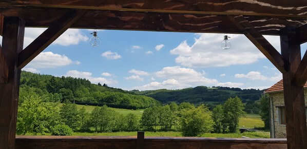 Property grounds - Country House 'Meadow View - Grande Gîtes' with Private Pool, Private Terrace and Wi-Fi (Janaillat)