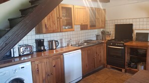 Een koelkast, een microgolfoven, een oven, een kookplaat