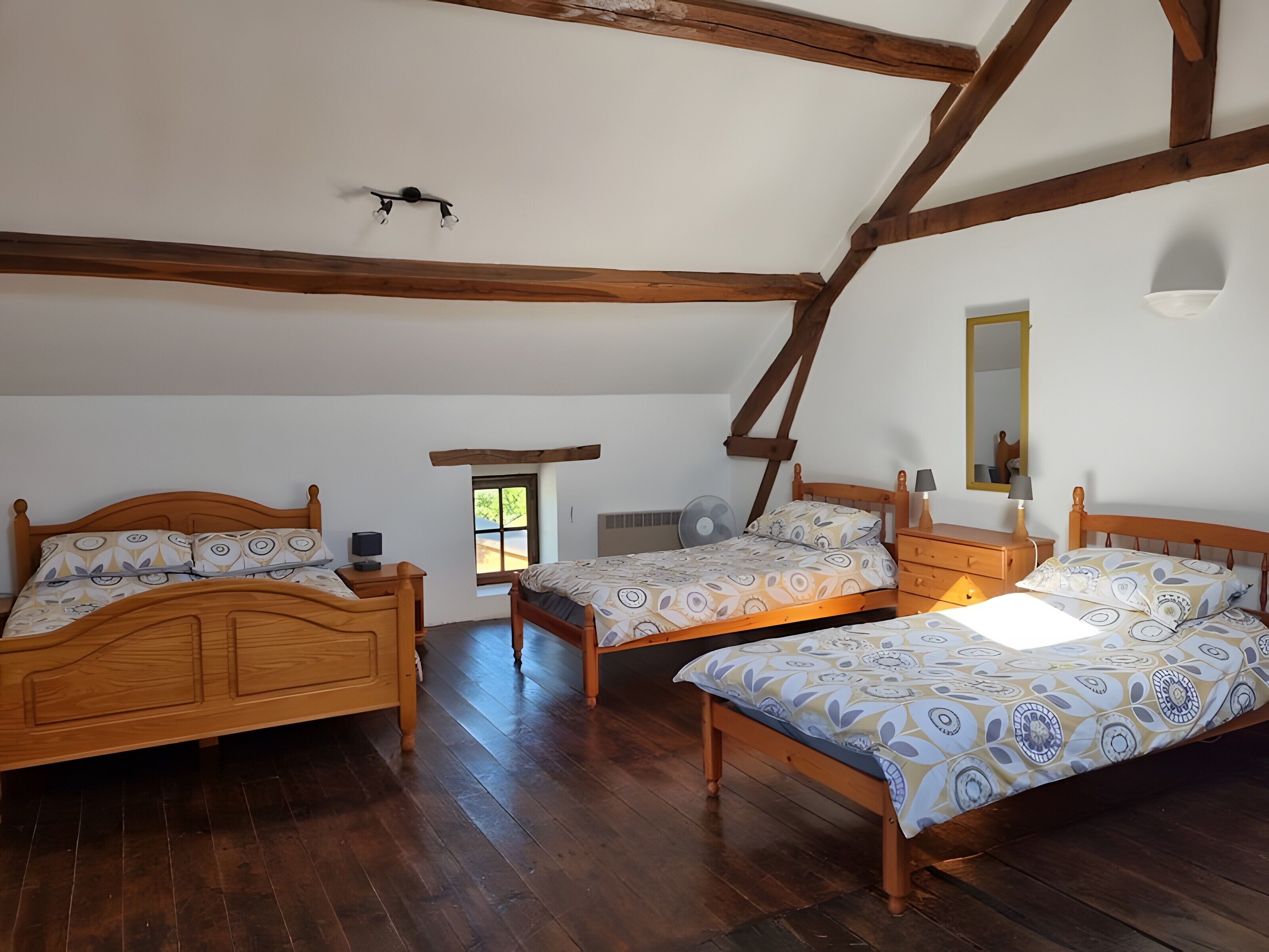 4 bedrooms, iron/ironing board, WiFi, bed sheets