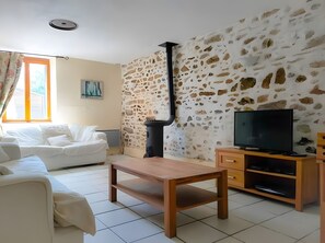 TV, fireplace, table tennis - Country House 'Meadow View - Grande Gîtes' with Private Pool, Private Terrace and Wi-Fi (Janaillat)
