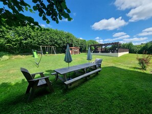 Outdoor dining - Country House 'Meadow View - Grande Gîtes' with Private Pool, Private Terrace and Wi-Fi (Janaillat)