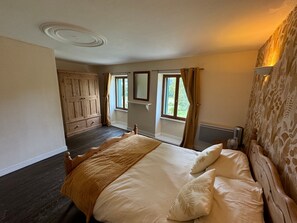 4 bedrooms, iron/ironing board, WiFi, bed sheets - Country House 'Meadow View - Grande Gîtes' with Private Pool, Private Terrace and Wi-Fi (Janaillat)