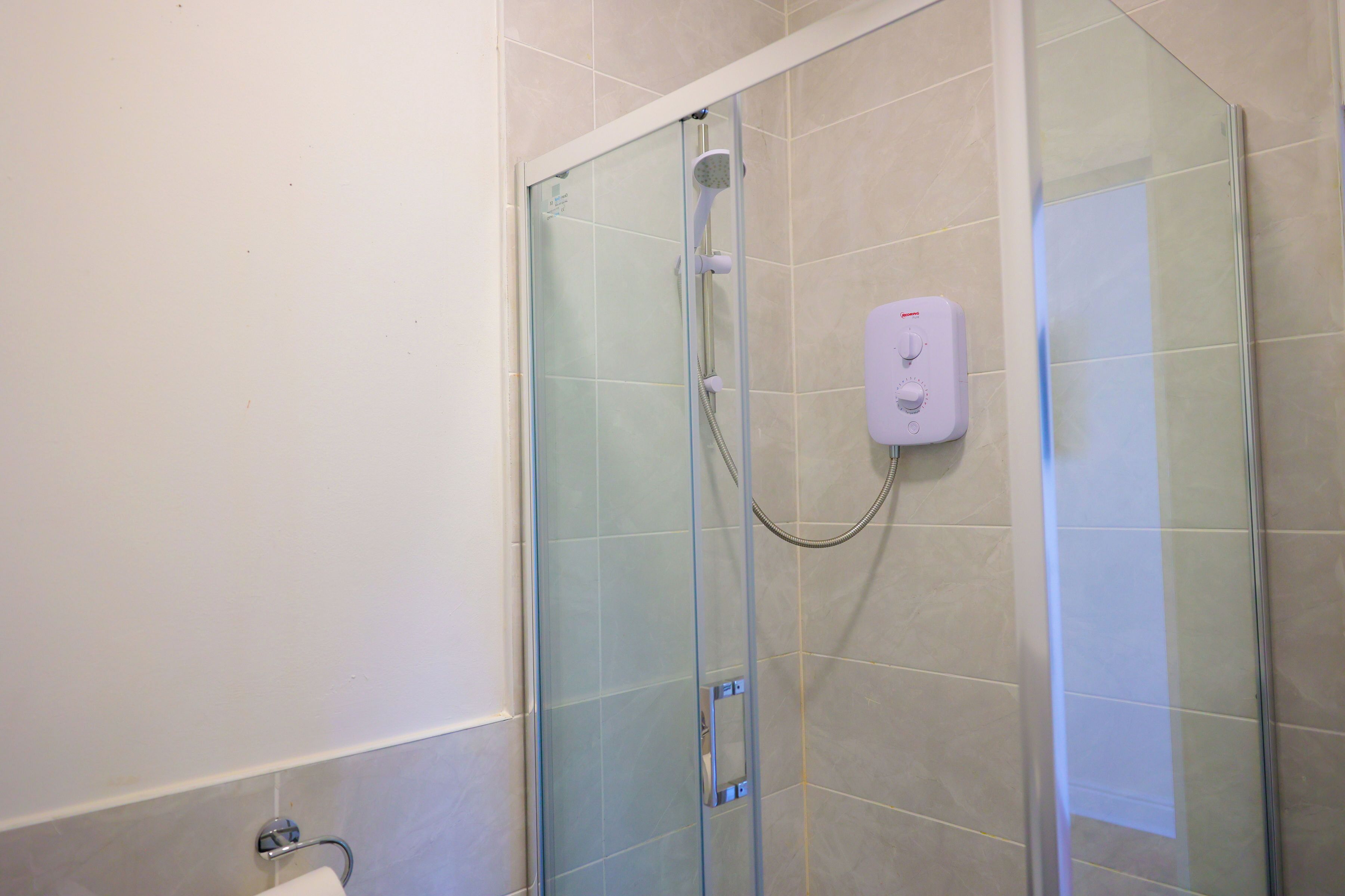 Een douche, een haardroger, een bidet, handdoeken