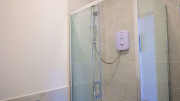 Een douche, een haardroger, een bidet, handdoeken