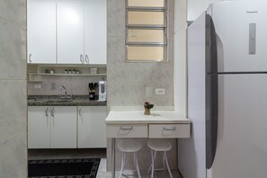 Fridge, microwave, oven, stovetop - Comfort in Copacabana, 9 minutes from the beach | CJ202 (Rio de Janeiro)