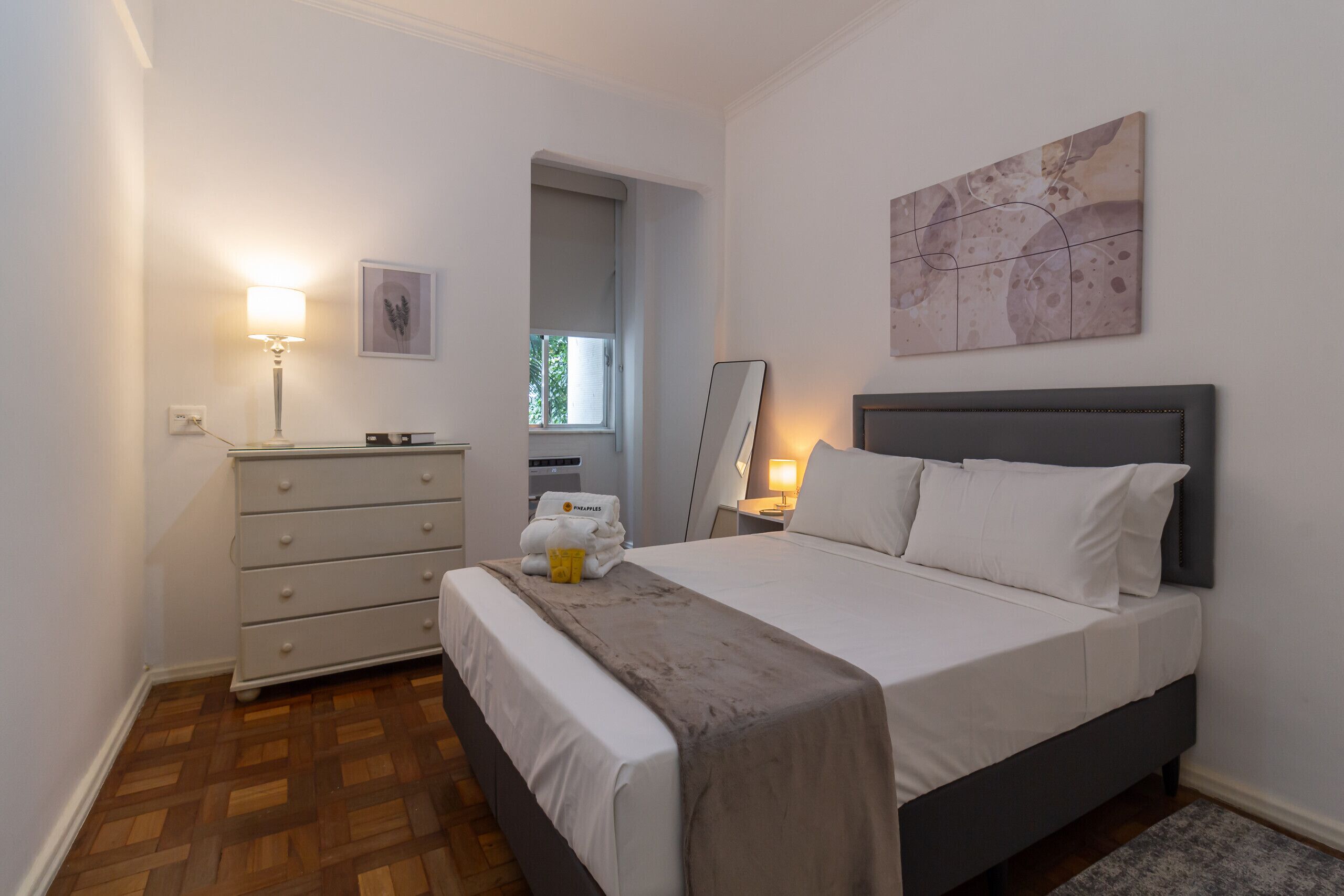 2 quartos, ferros/tábuas de passar roupa, berço de viagem