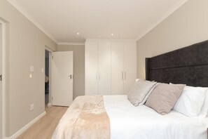 3 室のベッドルーム、アイロン / アイロン台、WiFi、ベッドシーツ