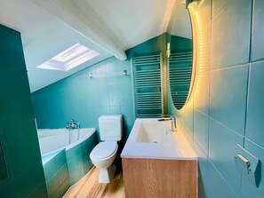 Douche, sèche-cheveux, serviettes fournies, savon