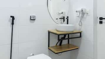 Dusj, hårføner, håndklær og sjampo