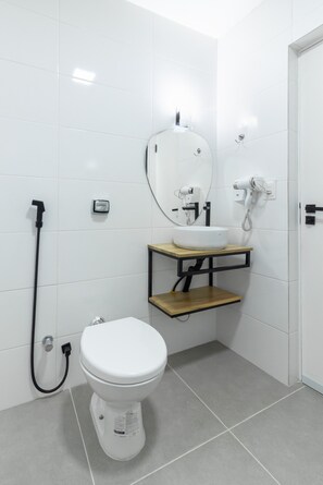 Shower, hair dryer, towels, shampoo