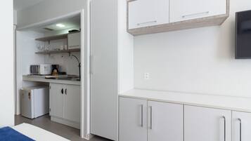 Kühlschrank, Mikrowelle, Herdplatte, Wasserkocher mit Kaffee-/Teezubehör