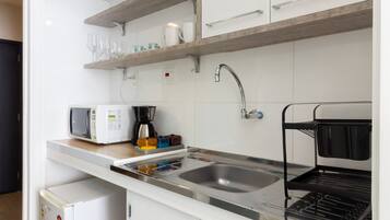 Geladeira, micro-ondas, cooktop, cafeteira/chaleira