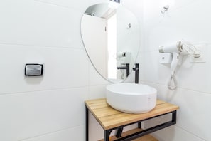 Shower, hair dryer, towels, shampoo