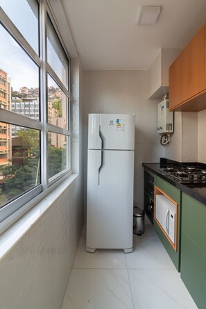 Kühlschrank, Mikrowelle, Herdplatte, Wasserkocher mit Kaffee-/Teezubehör