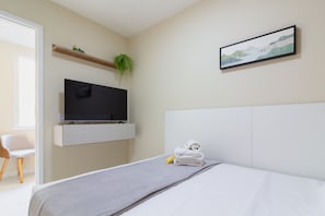 1 habitación, tabla de planchar con plancha y cuna de viaje