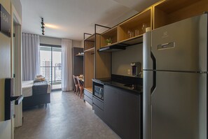 Réfrigérateur, micro-ondes, plaque de cuisson, cafetière/bouilloire