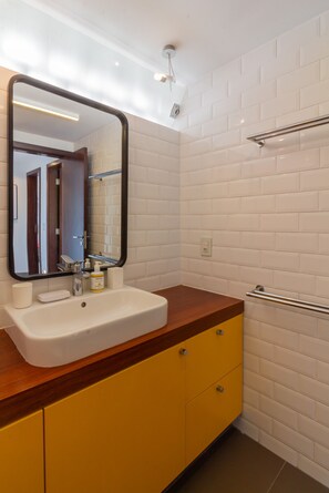 Shower, hair dryer, towels, shampoo