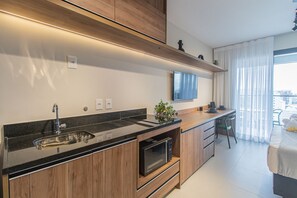 Réfrigérateur, micro-ondes, plaque de cuisson, cafetière/bouilloire
