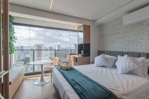 Travel crib, free WiFi, bed sheets