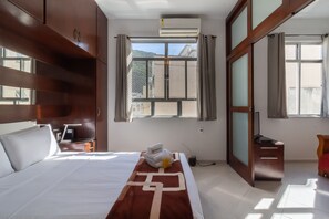 1 habitación, tabla de planchar con plancha y cuna de viaje 