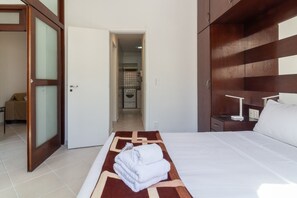 1 habitación, tabla de planchar con plancha y cuna de viaje 