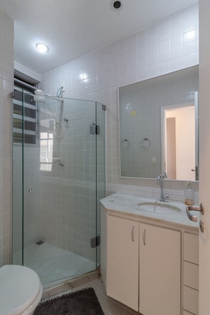 Douche, sĂšche-cheveux, serviettes fournies, shampoing