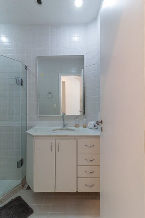 Shower, hair dryer, towels, shampoo - 5 minutes from Copacabana beach | NSC906 (Rio de Janeiro)