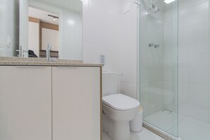 Shower, hair dryer, towels, shampoo