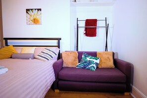 1 bedroom, free WiFi, bed sheets - Comfortable Kensington Triple Room with Ensuite and Work Desk (Kensington)