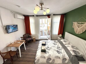 1 dormitorio, tabla de planchar con plancha, wifi y ropa de cama