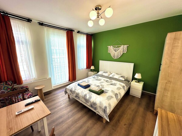 1 dormitorio, tabla de planchar con plancha, wifi y ropa de cama
