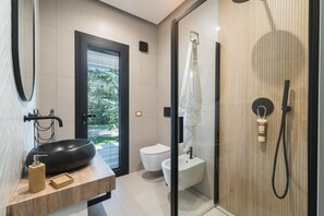 Regadera, secadora de cabello, bidet, toallas 