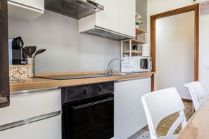 Frigorifero, microonde, forno, piano cottura