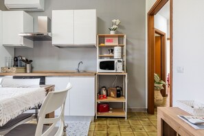 Frigorifero, microonde, forno, piano cottura