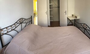2 chambres, fer et planche à repasser, Wi-Fi, draps fournis