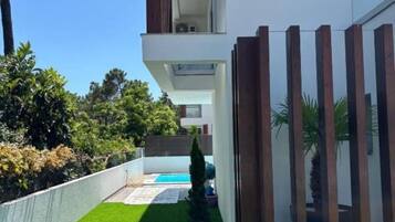 المنطقة المحيطة بالمنشأة