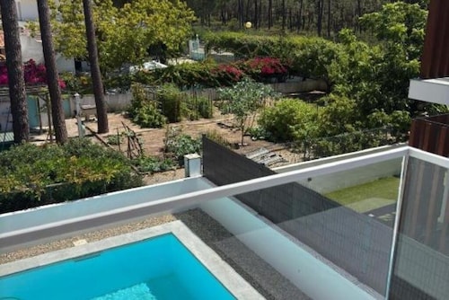 Holiday home with pool 15 minutes walk from the beach and 5 minutes from Aroeira golf course