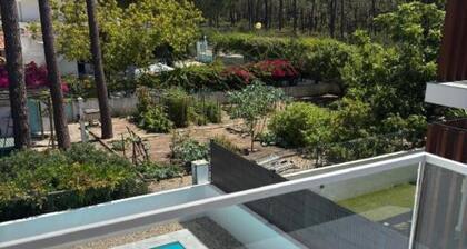 Holiday home with pool 15 minutes walk from the beach and 5 minutes from Aroeira golf course