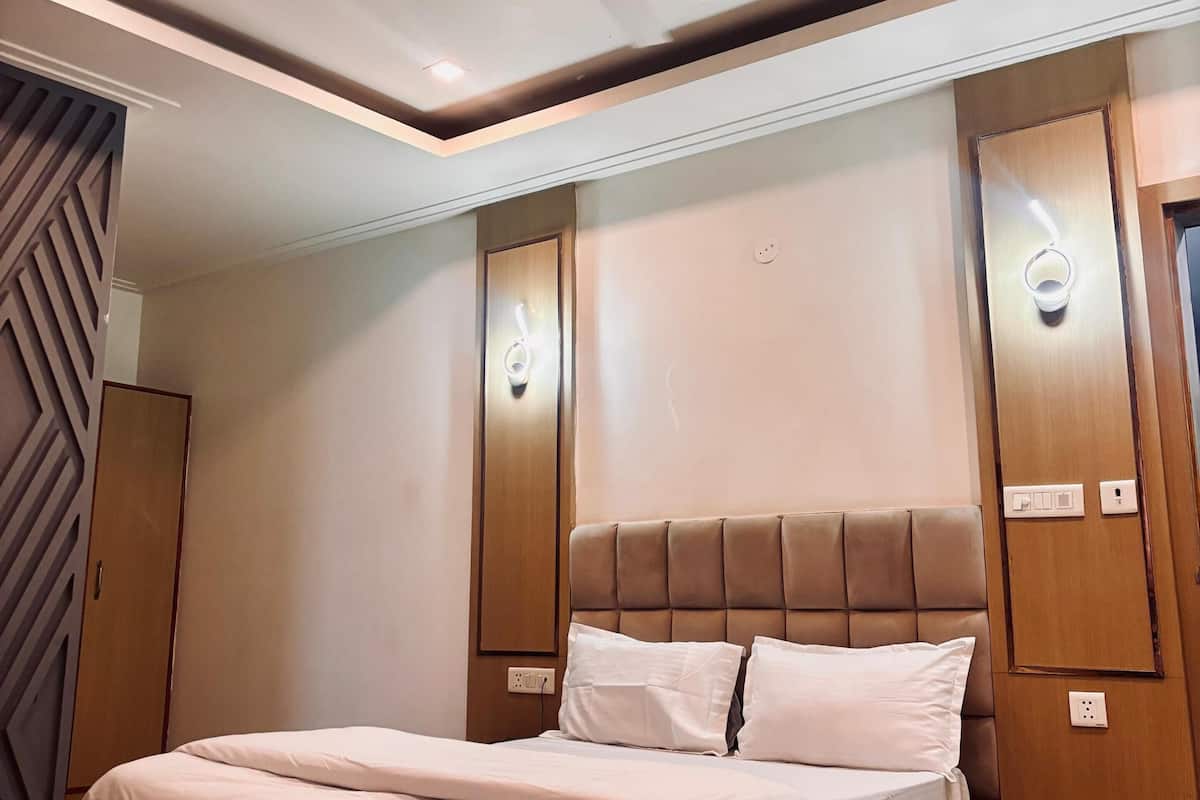 Superior Double Room, City View | In-room safe, desk, soundproofing, iron/ironing board