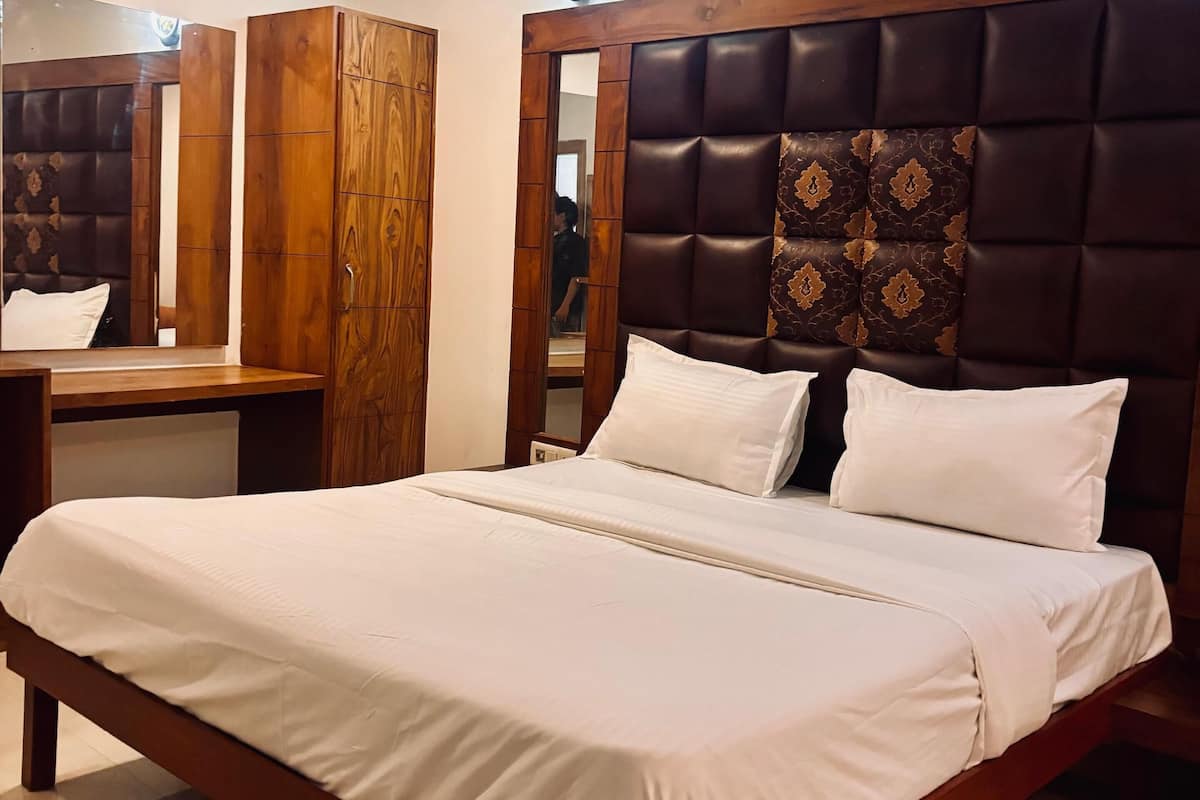 Deluxe Double Room, City View | In-room safe, desk, soundproofing, iron/ironing board