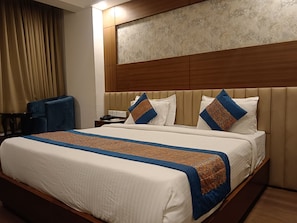 Deluxe Double Room, City View | In-room safe, desk, soundproofing, iron/ironing board
