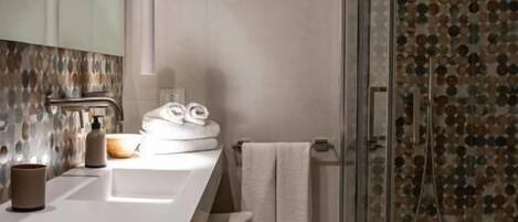 Deluxe Double Room | Bathroom