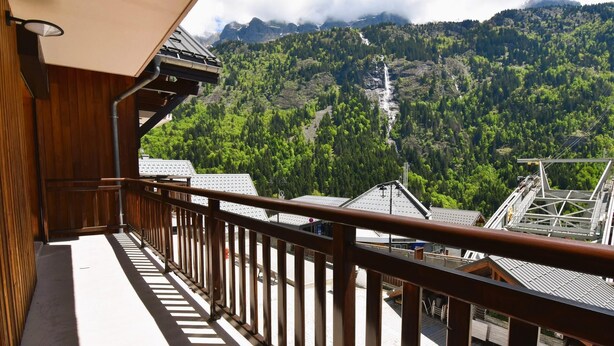 A balcony with a view of a mountain and a waterfall. - Les Silenes - Apt 04 - 55 m² (Vaujany)