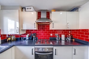 Kühlschrank, Mikrowelle, Ofen, Herdplatte